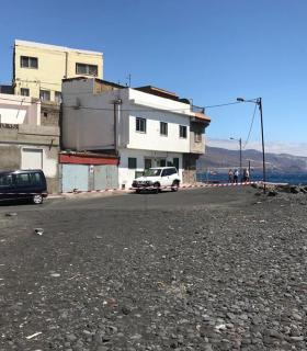 Arafo cierra al baño Playa de Lima por un vertido de hidrocarburos en Candelaria · foto 2