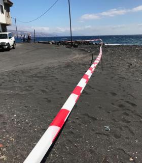 Arafo cierra al baño Playa de Lima por un vertido de hidrocarburos en Candelaria · foto 3
