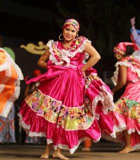El Festival de los Pueblos hace vibrar la bahía de El Médano en su 25 aniversario · foto 4