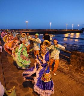 El Festival de los Pueblos hace vibrar la bahía de El Médano en su 25 aniversario · foto 5
