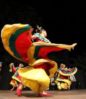 El Festival de los Pueblos hace vibrar la bahía de El Médano en su 25 aniversario · foto 7