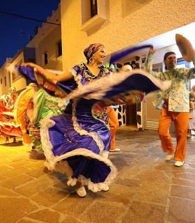 El Festival de los Pueblos hace vibrar la bahía de El Médano en su 25 aniversario · foto 2