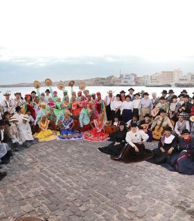 El Festival de los Pueblos hace vibrar la bahía de El Médano en su 25 aniversario · foto 3