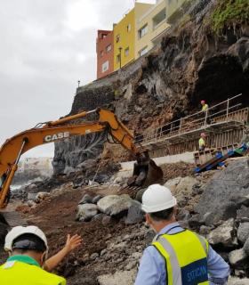 El Ayuntamiento portuense trabaja en las cuatro cuevas de la calle Tegueste · foto 1