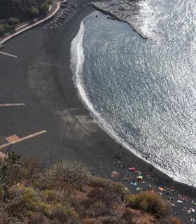 Tacoronte: La playa de La Arena permanecerá abierta parcialmente, y solo de 11 a 20.30 horas, hasta que se revisen y reparen los sistemas de seguridad afectados por un desprendimiento · foto 2