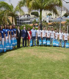 Augusto Hidalgo desea suerte a los 10 chicos y 10 chicas candidatos a rey y reina de la Fiestas de Ciudad Alta 2018 · foto 1