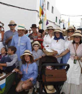 Haría: Punta Mujeres se echó a la calle en una de las romerías más participativas · foto 5