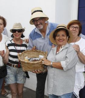 Haría: Punta Mujeres se echó a la calle en una de las romerías más participativas · foto 4