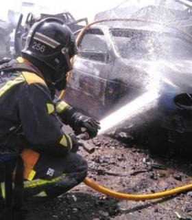 Bomberos intervienen en el incendio de un seshuace de coches en Arona · foto 4