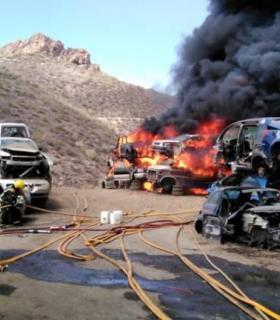Bomberos intervienen en el incendio de un seshuace de coches en Arona · foto 1