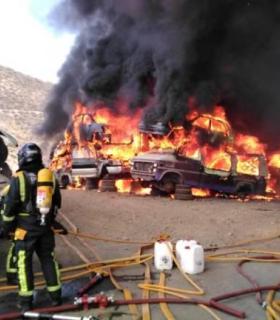 Bomberos intervienen en el incendio de un seshuace de coches en Arona · foto 2