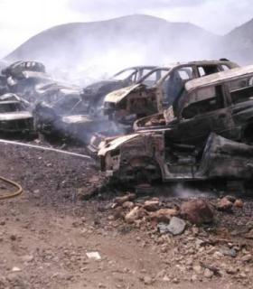 Bomberos intervienen en el incendio de un seshuace de coches en Arona · foto 3