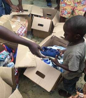 Deporte, solidaridad y reciclaje se vuelven a unir en Lanzarote para que más de 380 jóvenes y varias ONG de los barrios más desfavorecidos de Guinea Ecuatorial reciban sus zapatillas solidarias · foto 7