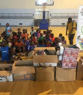 Deporte, solidaridad y reciclaje se vuelven a unir en Lanzarote para que más de 380 jóvenes y varias ONG de los barrios más desfavorecidos de Guinea Ecuatorial reciban sus zapatillas solidarias · foto 1