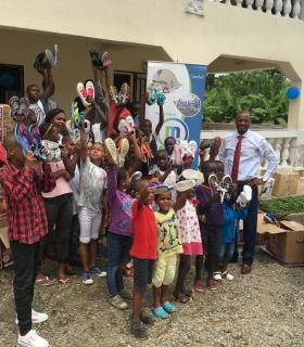 Deporte, solidaridad y reciclaje se vuelven a unir en Lanzarote para que más de 380 jóvenes y varias ONG de los barrios más desfavorecidos de Guinea Ecuatorial reciban sus zapatillas solidarias · foto 5