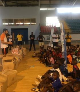 Deporte, solidaridad y reciclaje se vuelven a unir en Lanzarote para que más de 380 jóvenes y varias ONG de los barrios más desfavorecidos de Guinea Ecuatorial reciban sus zapatillas solidarias · foto 2