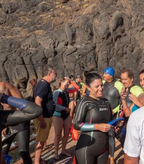 Sesenta nadadores participan en la Travesía a Nado a Puntallana de las Fiestas Lustrales · foto 2