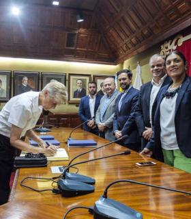 El Ayuntamiento portuense recibe a las selecciones del Mundial de Baloncesto Femenino · foto 2