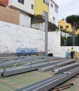 Santa Úrsula: Comienza el techado de la cancha del colegio Mencey Bencomo · foto 1