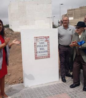 El Ayuntamiento de Telde descubre la placa que da nombre a la calle Los Pollos del Callejón · foto 2