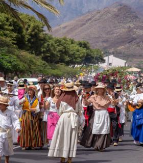 Miles de romeros llenan de color y música las calles de San Sebastián de La Gomera · foto 2