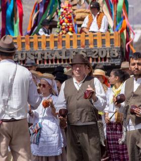 Miles de romeros llenan de color y música las calles de San Sebastián de La Gomera · foto 1