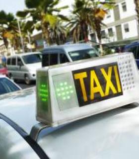 El Ayuntamiento de Granadilla de Abona celebra un encuentro para combatir el intrusismo en el sector del taxi · foto 1