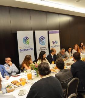 José Carlos Francisco, presidente de CEOE-Tenerife, participa en un desayuno de trabajo de la Asociación de Jóvenes Empresarios de Tenerife · foto 1