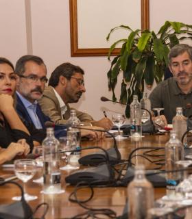 El presidente del Gobierno de Canarias pide una respuesta solidaria a las autonomías para atender a los menores migrantes no acompañados · foto 1