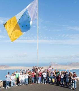 Los JNC izan la primera bandera tricolor con ocho estrellas verdes en el 54 aniversario de la bandera nacional · foto 1