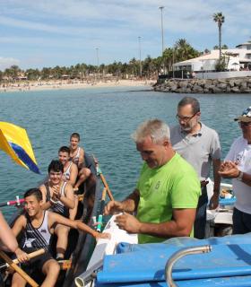 El Club de Remo Itxaso Atlántico de Fuerteventura gana la VII Regata de Bateles en Caleta de Fuste · foto 1