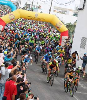 1.300 ciclistas toman salida desde Antigua en la XII edición FudeNaS · foto 2