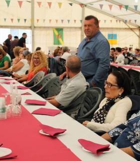La Comida de Hermandad de Antigua sorprende a los tres vecinos pioneros de este encuentro popular · foto 3