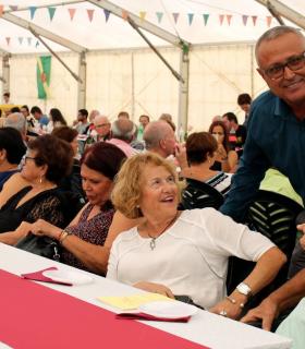 La Comida de Hermandad de Antigua sorprende a los tres vecinos pioneros de este encuentro popular · foto 2