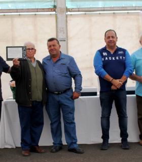 La Comida de Hermandad de Antigua sorprende a los tres vecinos pioneros de este encuentro popular · foto 4