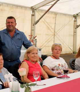 La Comida de Hermandad de Antigua sorprende a los tres vecinos pioneros de este encuentro popular · foto 1