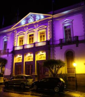 Santa Cruz de Tenerife tiñe de morado el ayuntamiento en homenaje al Día mundial del Prematuro · foto 2