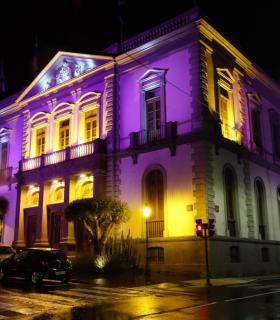 Santa Cruz de Tenerife tiñe de morado el ayuntamiento en homenaje al Día mundial del Prematuro · foto 1