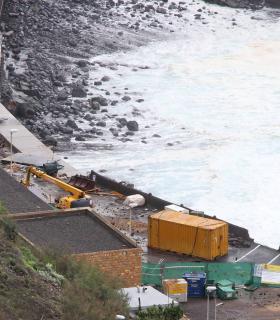 El temporal marítimo provoca daños en las infraestructuras costeras tacoronteras y obliga a desalojar parte de un edificio en Mesa del Mar · foto 3