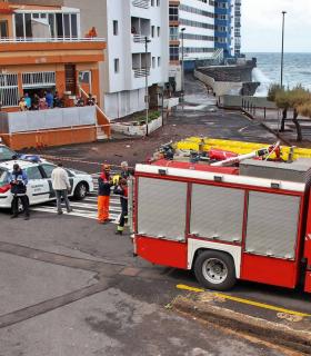 El temporal marítimo provoca daños en las infraestructuras costeras tacoronteras y obliga a desalojar parte de un edificio en Mesa del Mar · foto 9