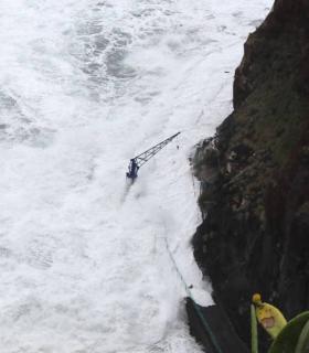 El temporal marítimo provoca daños en las infraestructuras costeras tacoronteras y obliga a desalojar parte de un edificio en Mesa del Mar · foto 4