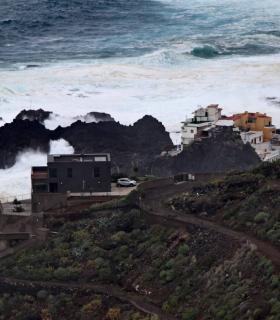 El temporal marítimo provoca daños en las infraestructuras costeras tacoronteras y obliga a desalojar parte de un edificio en Mesa del Mar · foto 2
