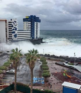 El temporal marítimo provoca daños en las infraestructuras costeras tacoronteras y obliga a desalojar parte de un edificio en Mesa del Mar · foto 1
