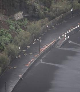 El temporal marítimo provoca daños en las infraestructuras costeras tacoronteras y obliga a desalojar parte de un edificio en Mesa del Mar · foto 6