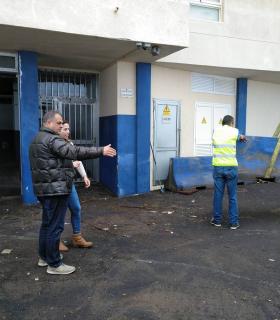 El alcalde de La Laguna supervisa de primera mano los desperfectos ocasionados por el fuerte oleaje en la costa del municipio · foto 2