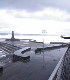 El alcalde de La Laguna supervisa de primera mano los desperfectos ocasionados por el fuerte oleaje en la costa del municipio · foto 1