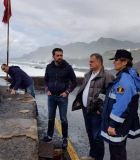 El alcalde de La Laguna supervisa de primera mano los desperfectos ocasionados por el fuerte oleaje en la costa del municipio · foto 4