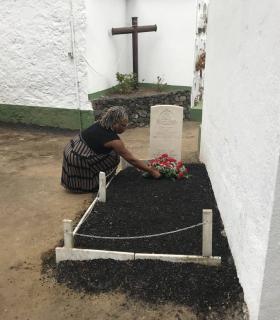 El Ayuntamiento de Mazo y representantes del cuerpo diplomático del Reino Unido rinden homenaje al soldado británico John Lee · foto 2