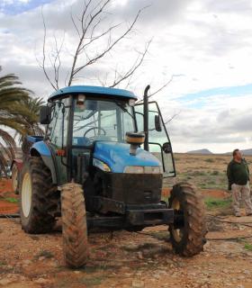 El Tractor Agrícola Municipal de Antigua realiza más de 500 intervenciones al año en gavias · foto 2