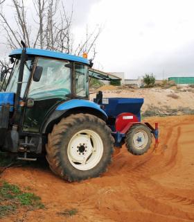 El Tractor Agrícola Municipal de Antigua realiza más de 500 intervenciones al año en gavias · foto 3